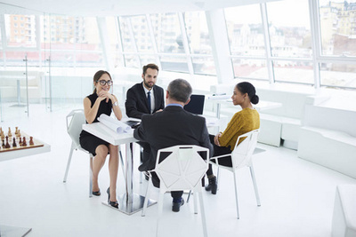 職業(yè)男女同事一起討論工作計(jì)劃在休息期間, 年輕的同事在優(yōu)雅的正裝談?wù)搫?chuàng)造性的想法互相咨詢(xún)?cè)谵k公室里