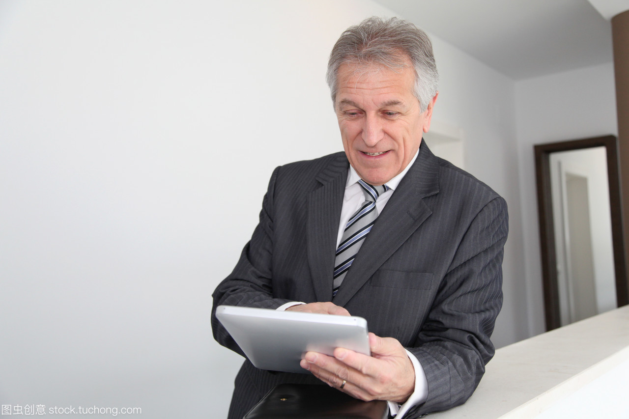 白領(lǐng),數(shù)碼,互聯(lián)網(wǎng),無線電技術(shù),便箋簿,勞動者,數(shù)碼產(chǎn)品,使用,商務(wù),萬維網(wǎng),商務(wù)人士,套裝,售貨員,工作者,大樓,咨詢,因特網(wǎng),平板電腦,執(zhí)行官,漆黑,技術(shù),推銷員,暗,汽車銷售員,深色,科技,站立,站著,老年人,老板,站,銷售員,網(wǎng)絡(luò),領(lǐng)導(dǎo),經(jīng)理,黑暗,正裝,職工,男人,讀書,閱讀,西裝